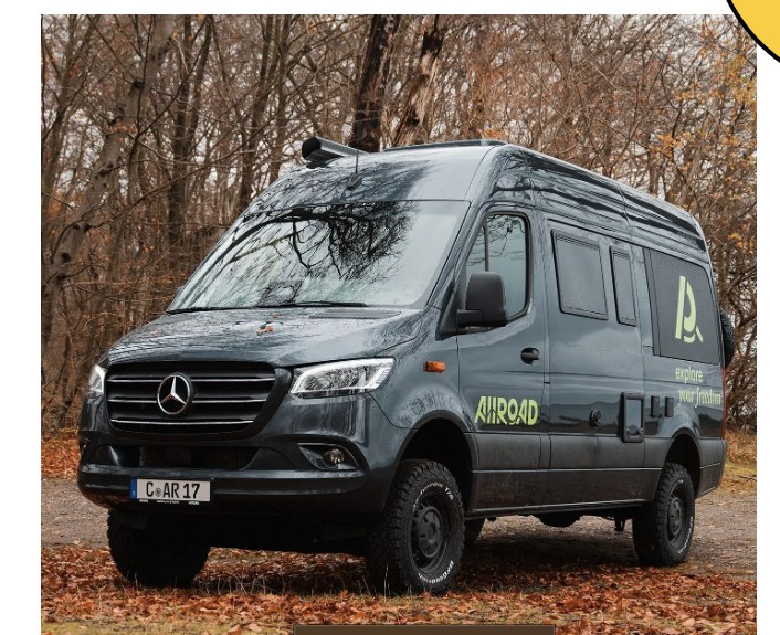 Pössl Roadstar X Allrad-Camper auf Mercedes-Benz Sprinter Basis im Herbstwald