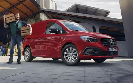 Roter kompakter Mercedes-Benz Transporter, Beispielbild